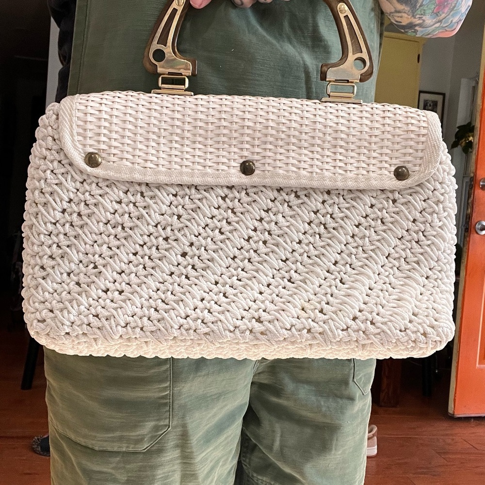 Rattan raffia woven crochet white 60โs kitschy mod purse with brass hardware - Picture 4 of 11